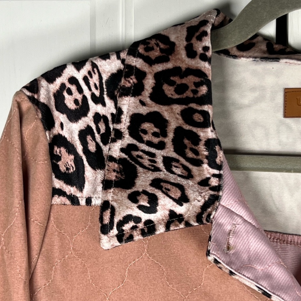 NWT Umgee Pink Button-Down Shirt Quilted Texture Leopard Print Accents Size Sm - Picture 3 of 10